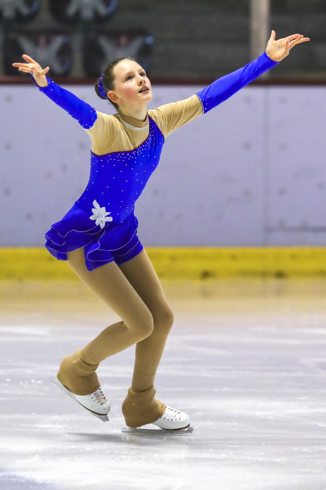 Amelie Kalmaz im blauen Kleid auf dem Eis